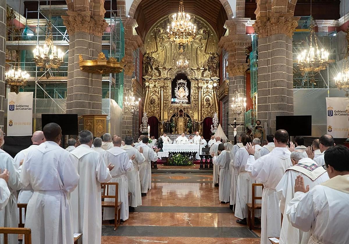 Imagen principal - Distintos momentos del Jubileo celebrado este miércoles por los sacerdotes en Teror. 