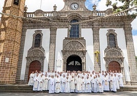 Foto de familia de los sacerdotes de la Diócesis de Canarias ante la basílica del Pino.
