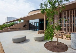 El edificio funciona desde el verano de 2024 y se dedica al seguimiento de aeronaves no tripuladas y al envío de datos en tiempo real a sus clientes.