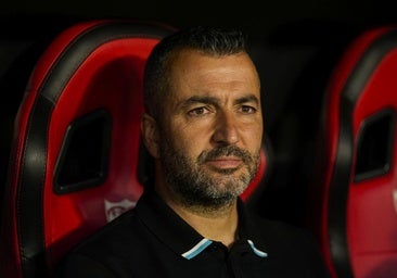 Diego Martínez, muy criticado: ¿Cantó el himno del Sevilla FC antes del partido?