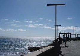 Imagen de un día soleado en el paseo de Meloneras.