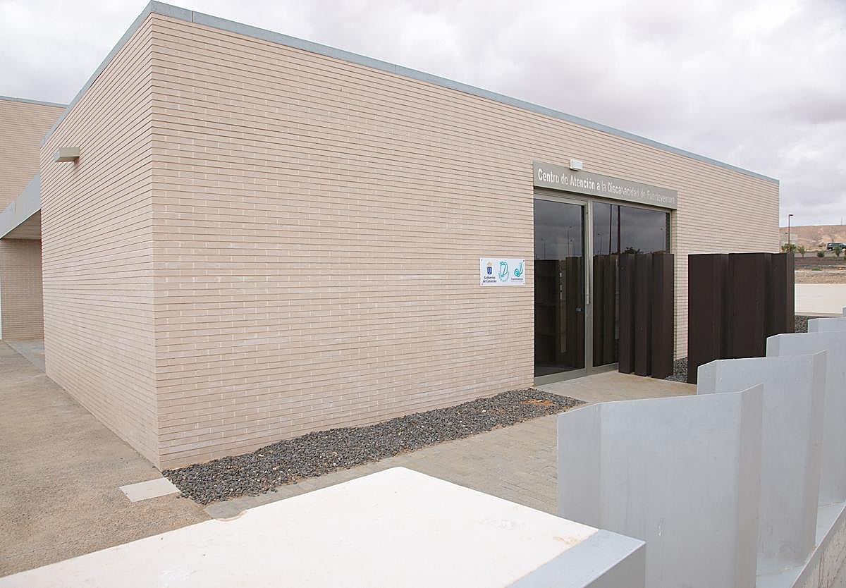 El servicio se localiza en el barrio de Fabelo de Puerto del Rosario, anexo a la piscina terapéutica.