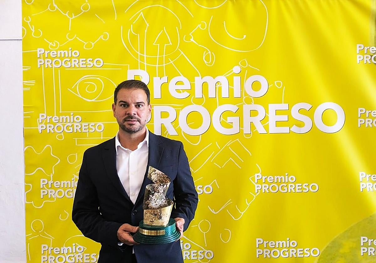 Edil de Tinajo con el premio recibido en Córdoba.