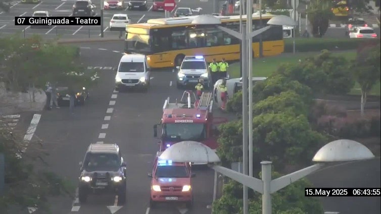 Un accidente con vuelco en la Avenida Rafael Cabrera