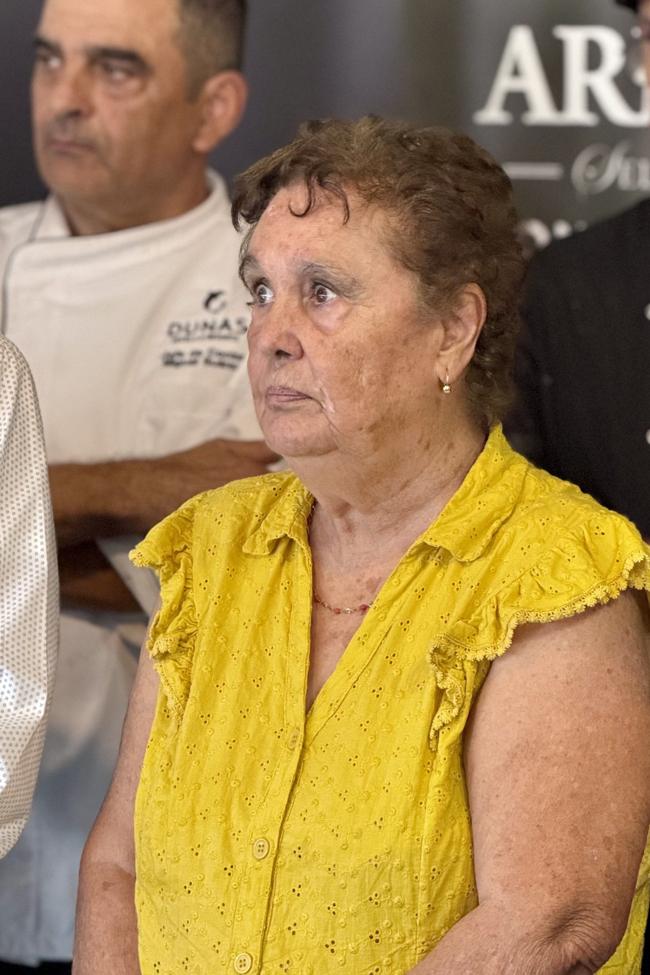Carmen Cabrera, detrás, Miguel Suárez del Pino