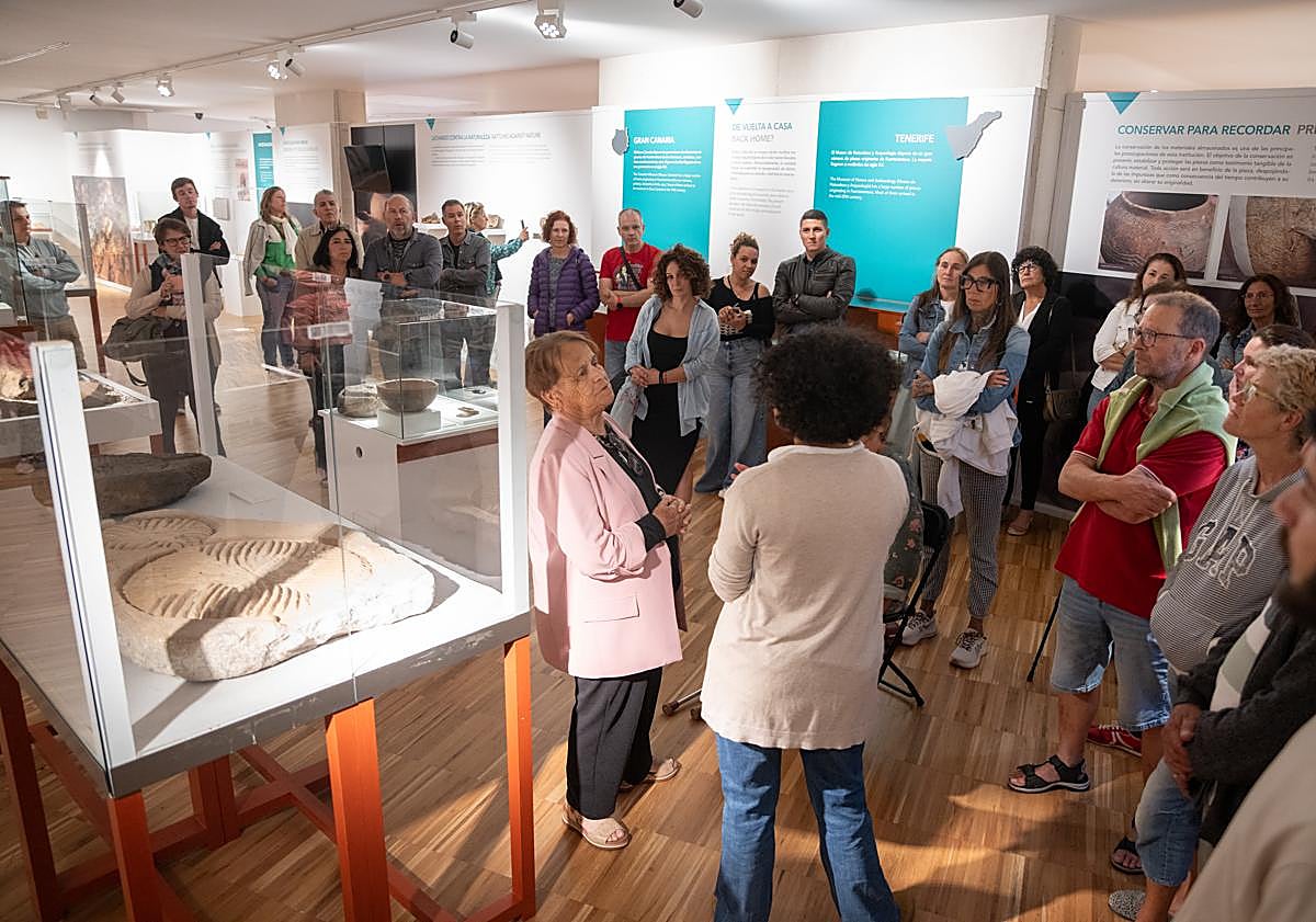 Imagen principal - Guillermina, Silverio y Antonio, en el ciclo cultural Entre Vitrinas.