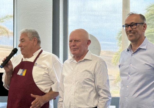 De izquierda a dereacha, Humberto Rodríguez, en el centro Francisco Ortega propietarios y Bartolomé Guerra gerente de El Padrino