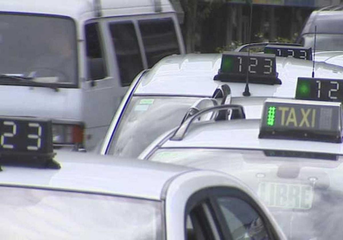 Imagen de varios taxis en la capital grancanaria.