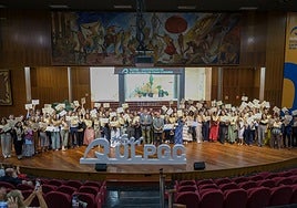 Foto de familia de todos los premiados con el rector Lluís Serra.