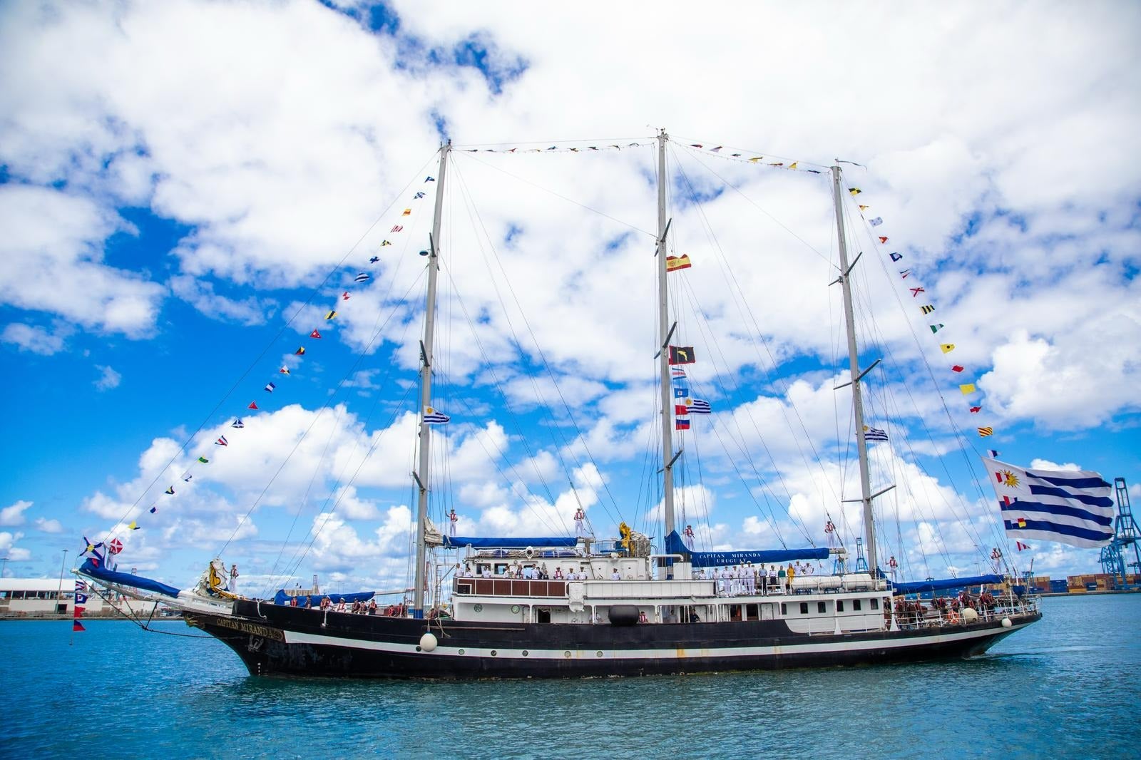 El velero escuela Capitán Miranda de la Armada de Uruguay regresa a Gran Canaria