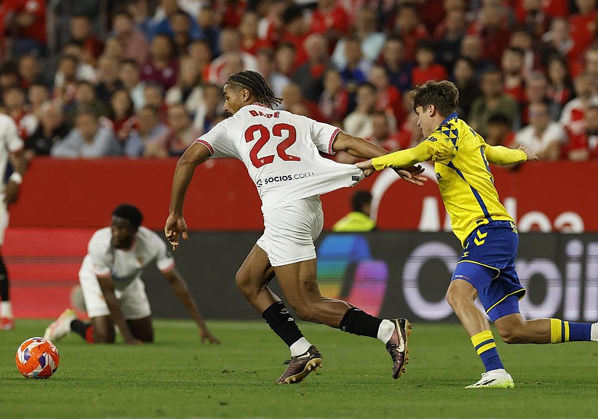 Momento del choque del miércoles entre el Sevilla y Las Palmas.