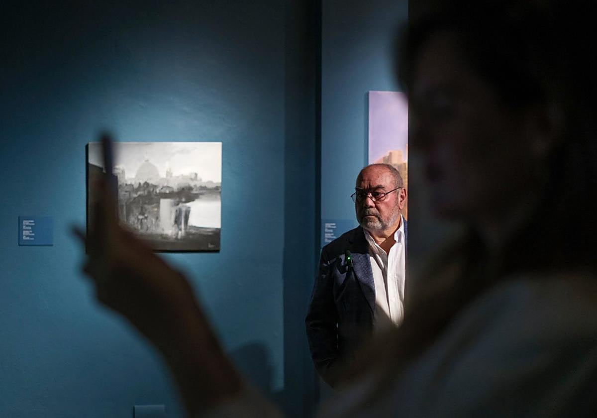 El pintor Juan Guerra en su muestra exhibida en la Casa de Colón.