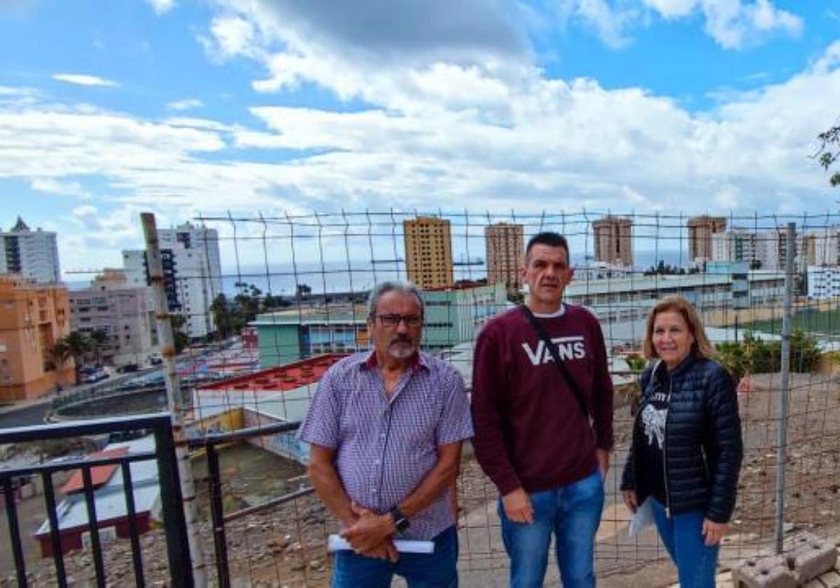 José Álamo, Chano Alemán y Milagros González, ante la valla de la obra de la zona biosaludable.