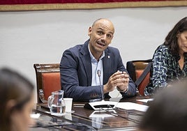 El viceconsejero de la Presidencia del Gobierno de Canarias, Alfonso Cabello, este viernes en comisión parlamentaria como presidente de Proexca.