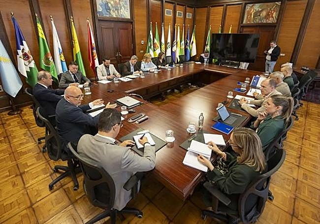Reunión de la comisión de trabajo para mejorar la fluidez del tráfico en la GC-1.