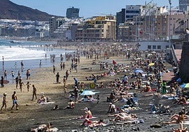 Canarias activa el nuevo sistema de alertas por calor: 13 zonas con umbrales que van de 30,2 a 35,2 grados