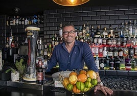 Esteban Araña tras la barra del Ginger, uno de sus locales