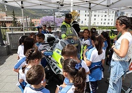 Un grupo de escolares rodea la moto de un agente de la Guardia Civil en Arucas.
