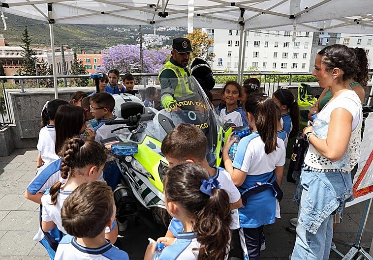 Un grupo de escolares rodea la moto de un agente de la Guardia Civil en Arucas.