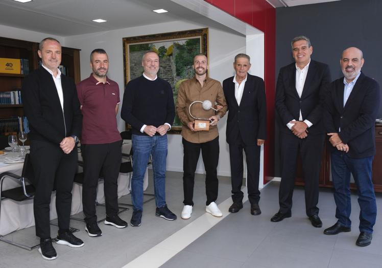 El futbolista estuvo arropado en el acto desarrollado en las instalaciones del periódico.