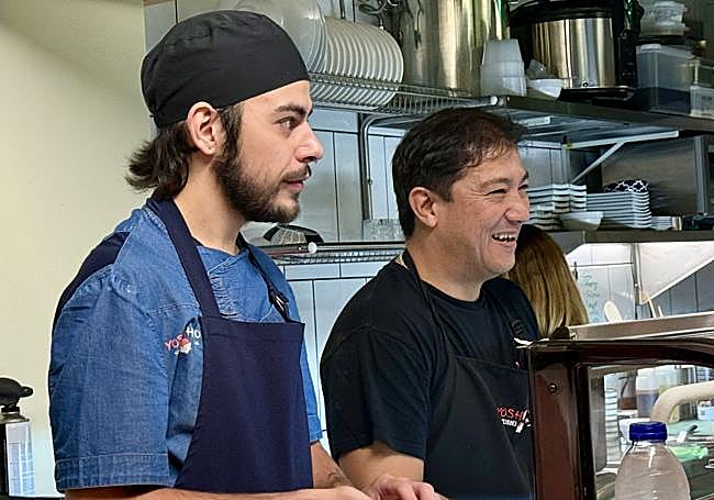 Emmanuel a la izquierda y Yoshi a la derecha de la imagen