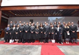 Imagen de los nuevos abogados que juraron y también de los que fueron homenajeados.