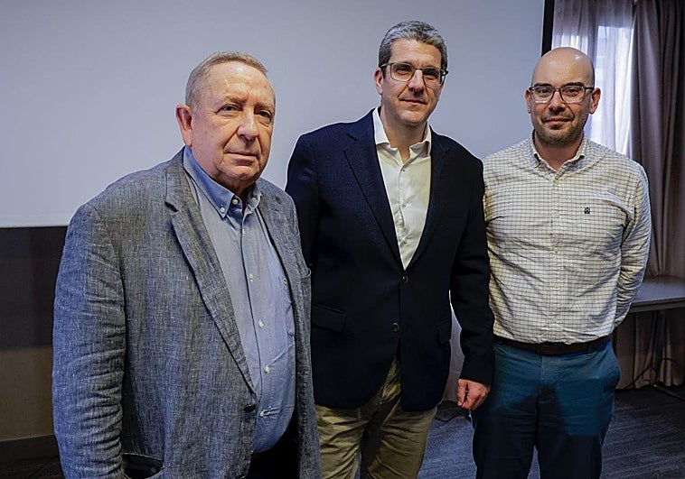 En la imagen, René de Lamar del Risco (izq.), Javier Pagonabarraga (c.) y Ayoze González, en la reunión científica sobre la enfermedad del Parkinson celebrada en la capital grancanaria.