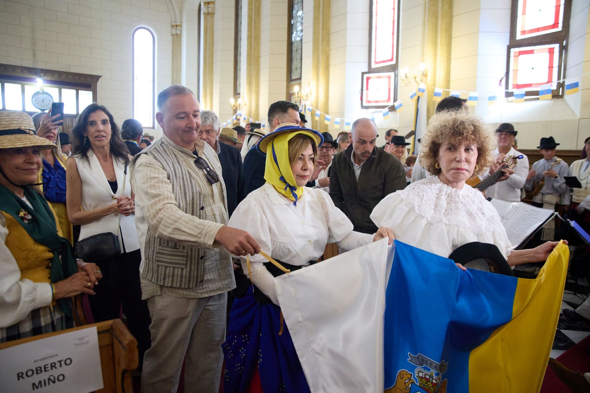 La tradición canaria tiñe la capital de blanco, azul y amarillo