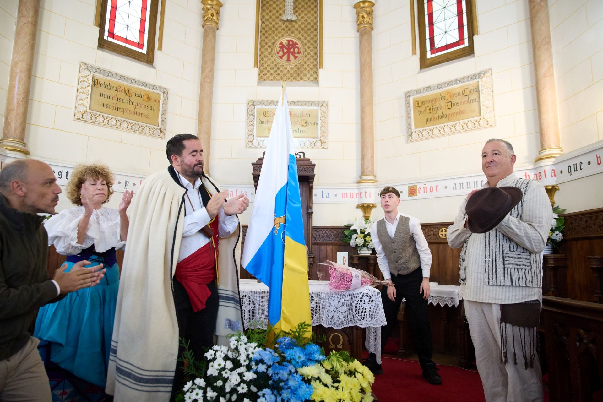 La tradición canaria tiñe la capital de blanco, azul y amarillo