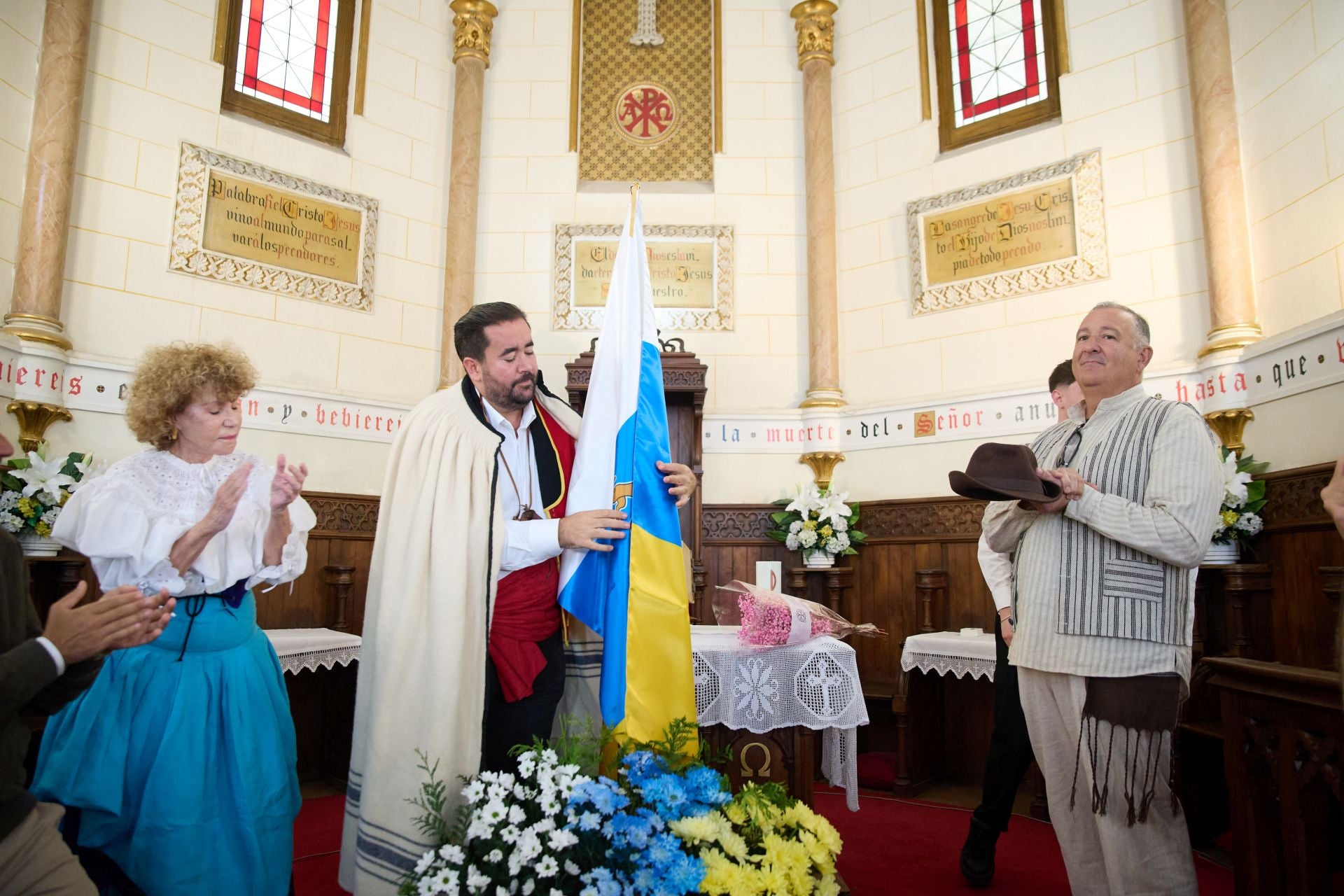 La tradición canaria tiñe la capital de blanco, azul y amarillo