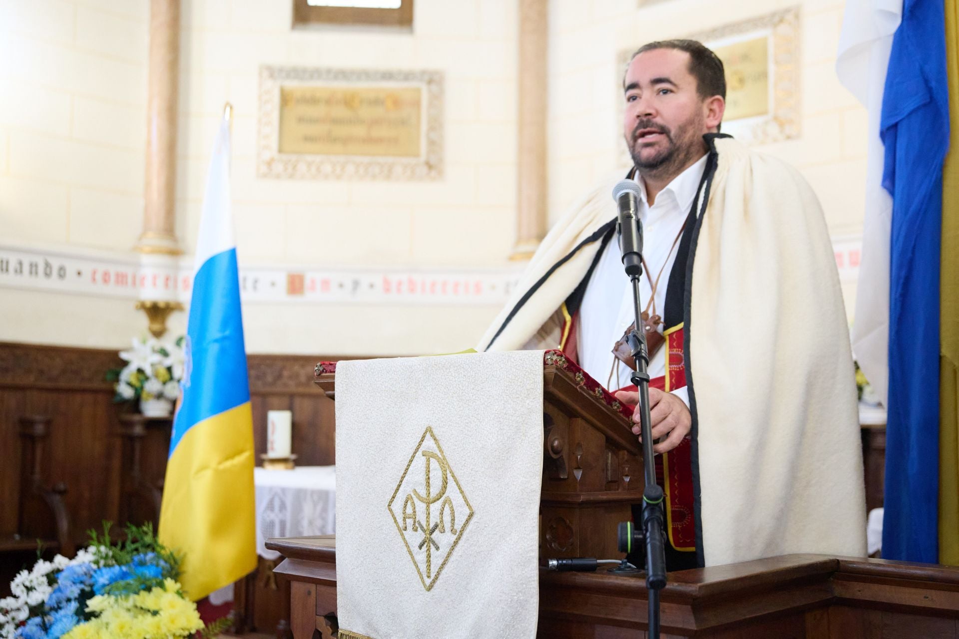 La tradición canaria tiñe la capital de blanco, azul y amarillo