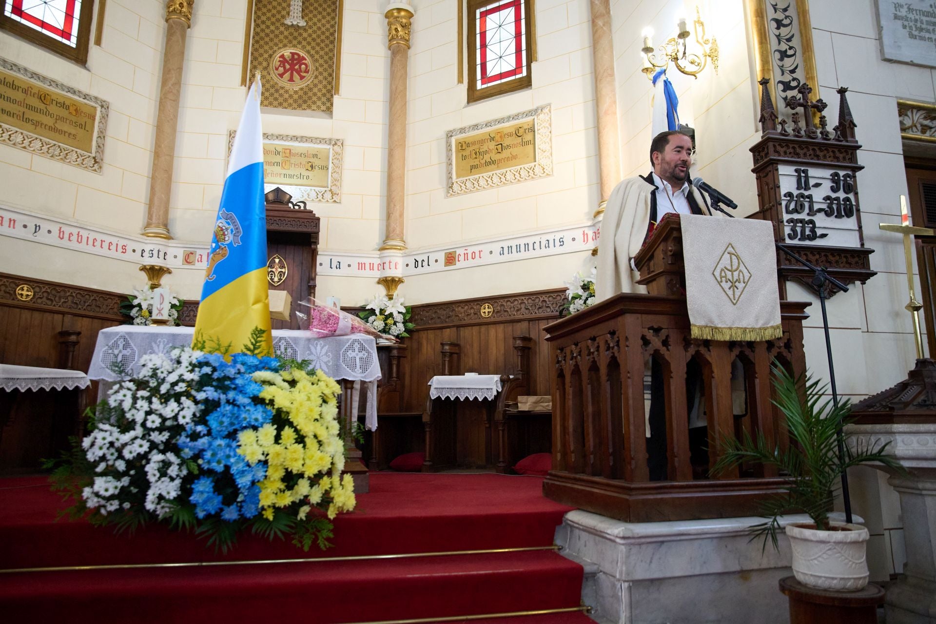 La tradición canaria tiñe la capital de blanco, azul y amarillo