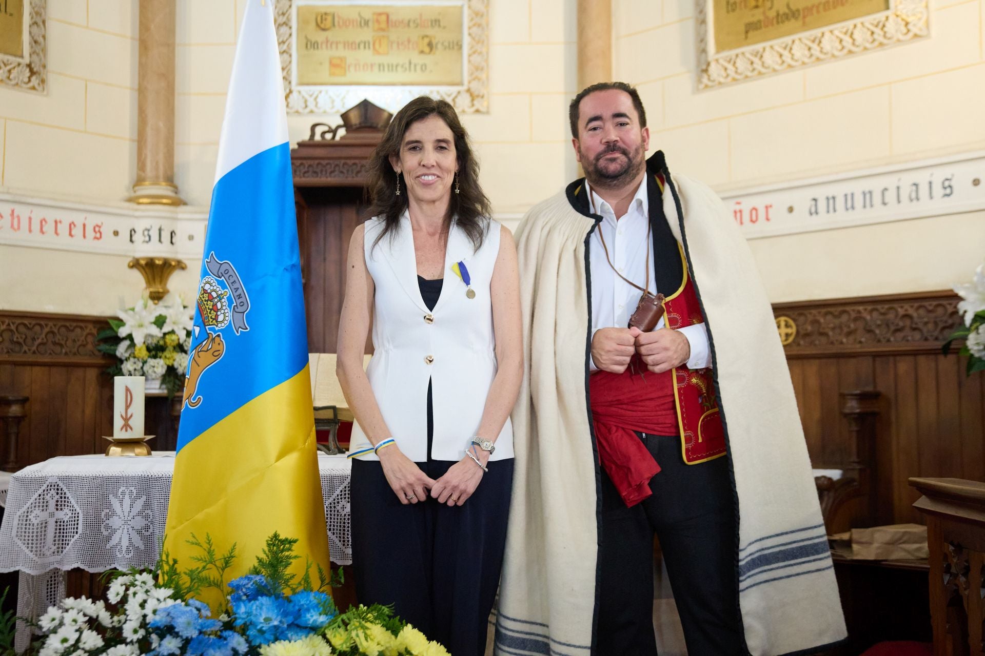 La tradición canaria tiñe la capital de blanco, azul y amarillo