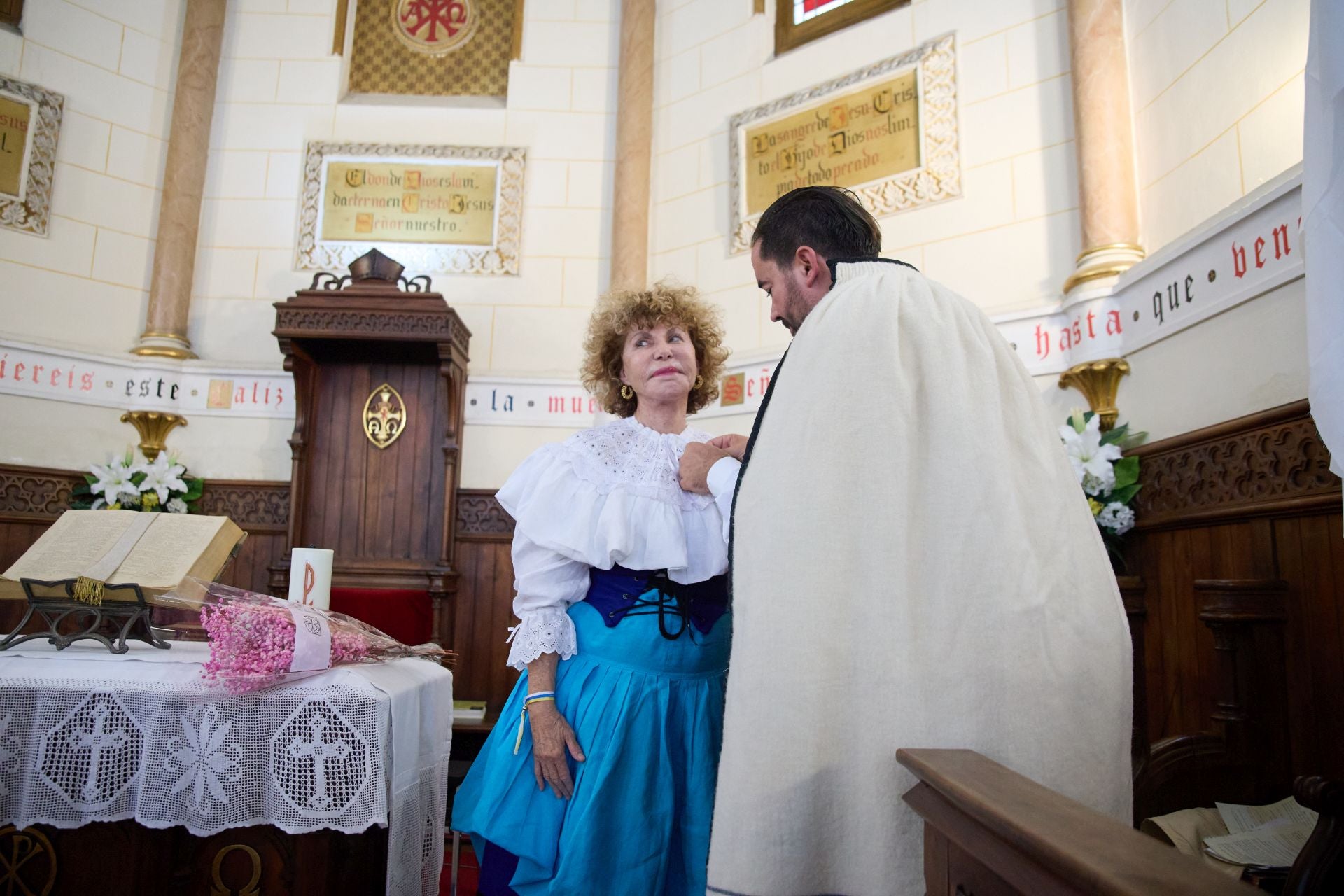 La tradición canaria tiñe la capital de blanco, azul y amarillo
