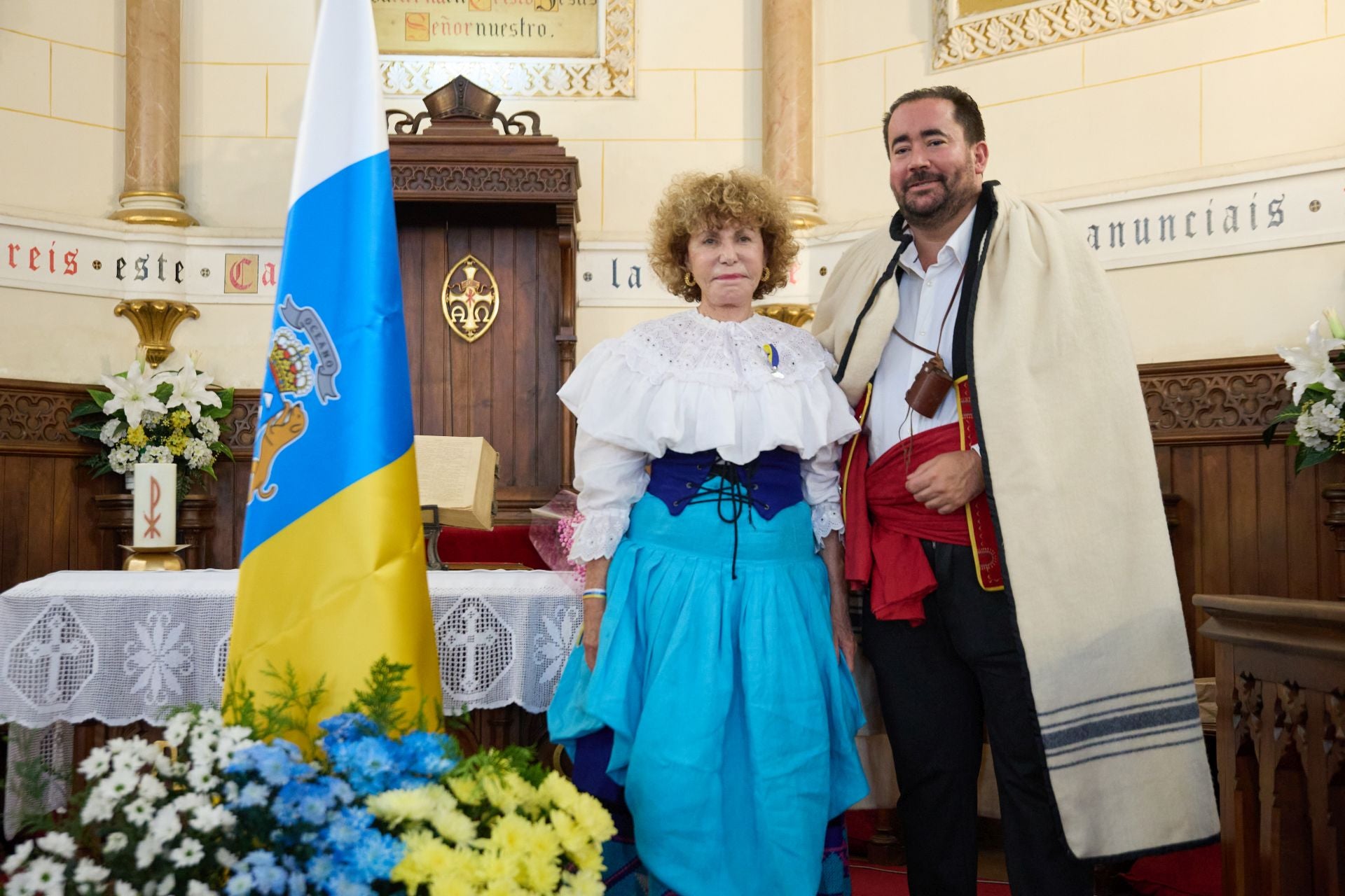 La tradición canaria tiñe la capital de blanco, azul y amarillo