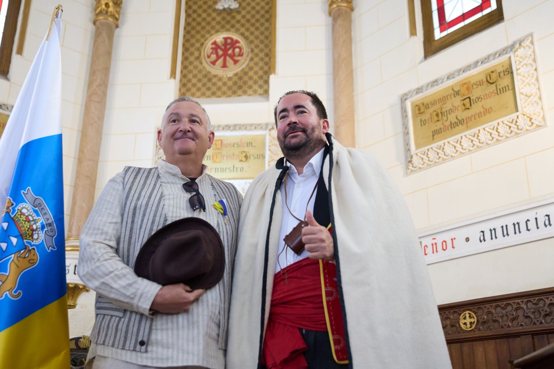 La tradición canaria tiñe la capital de blanco, azul y amarillo