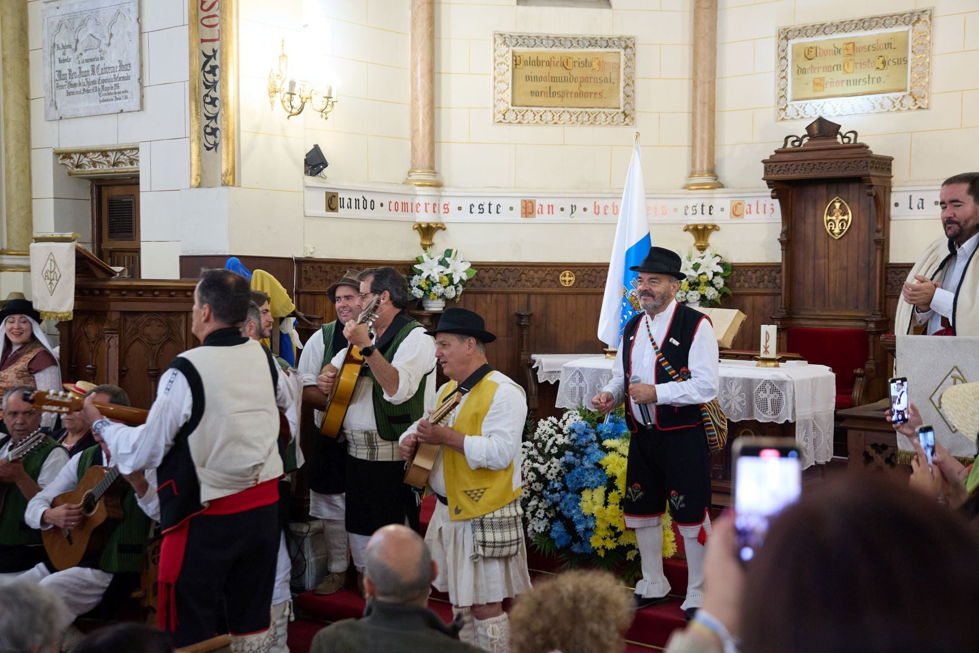 La tradición canaria tiñe la capital de blanco, azul y amarillo