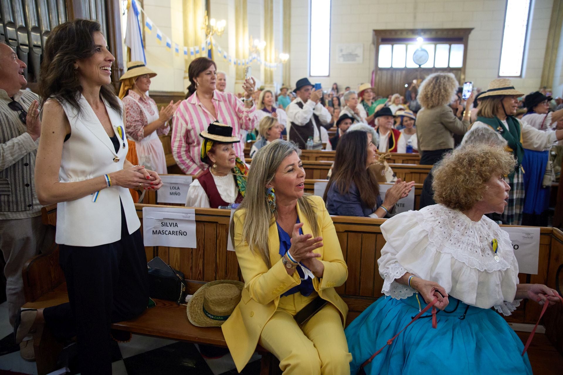 La tradición canaria tiñe la capital de blanco, azul y amarillo