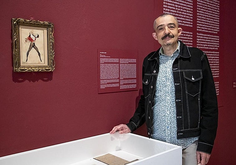 Juan Vicente Aliaga ante una pieza de 'Néstor reencontrado' en el Reina Sofía.
