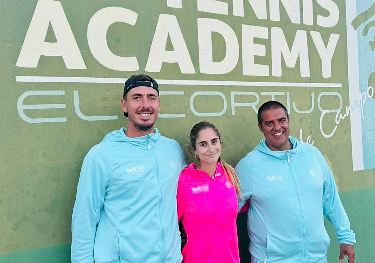 Carlota Molina, escoltada por Acaymo Medina y Pablo Moreno.