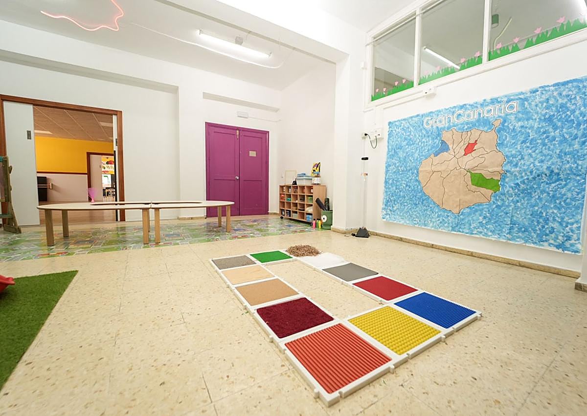 Imagen secundaria 1 - Diferentes momentos en el aula de dos años del CEIP Villa de Firgas.