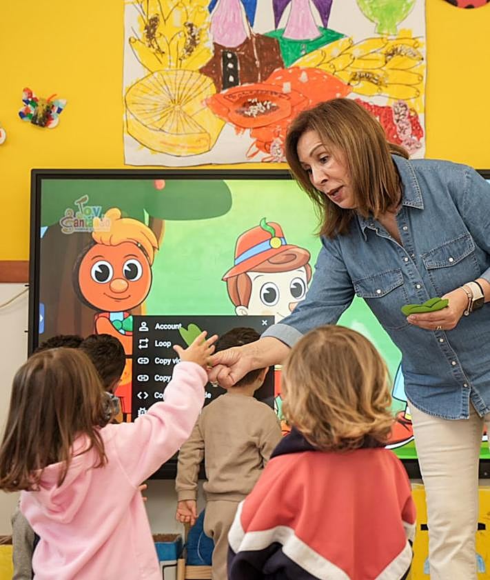 Imagen secundaria 2 - Diferentes momentos en el aula de dos años del CEIP Villa de Firgas.