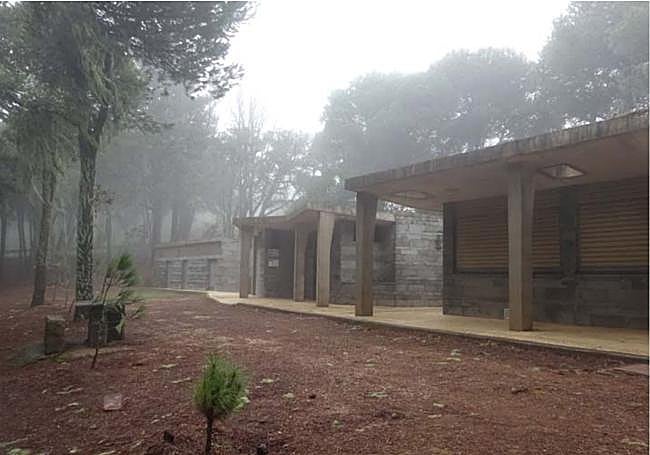 Vista parcial del área recreativa durante un día de niebla.