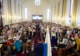La tradición canaria tiñe la capital de blanco, azul y amarillo
