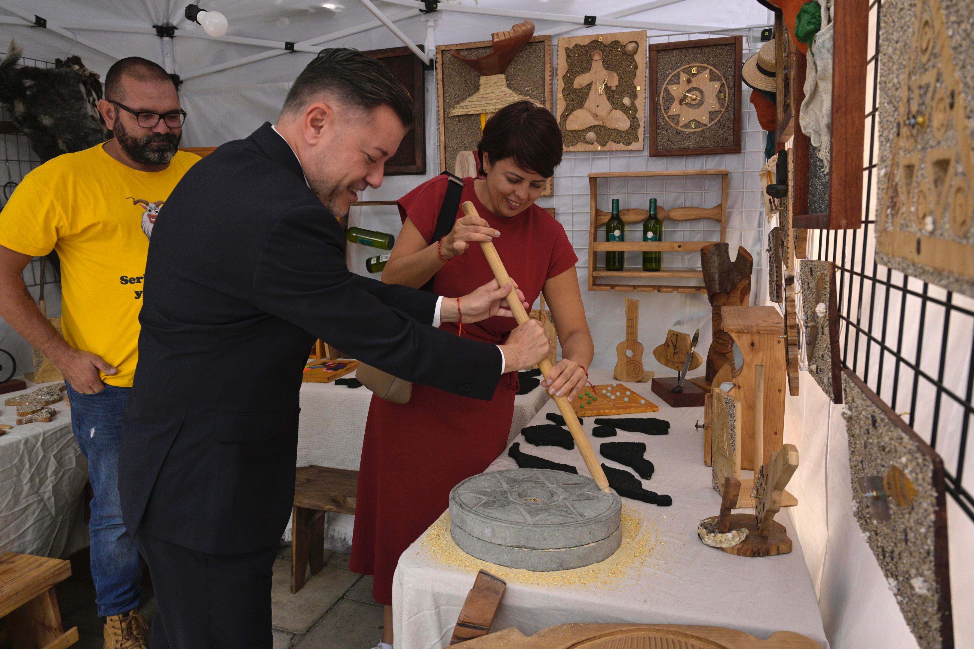 El alcalde de Gáldar, Teodoro Sosa, junto a la consejera de Industria, Minerva Alonso.