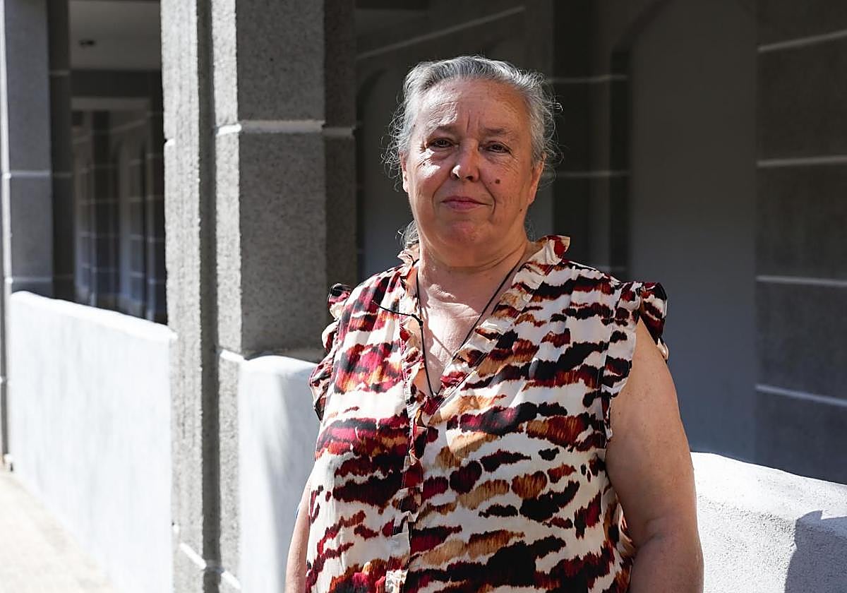 Teresa Roca posa delante de uno de los soportales de las viviendas de la rambla de Jinámar, escenario de su lucha.