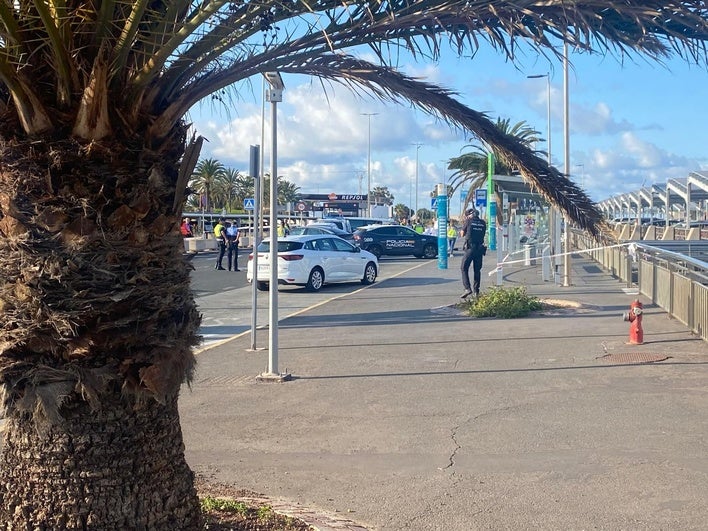 Agentes policiales trabajando en la zona donde ocurrió el suceso.