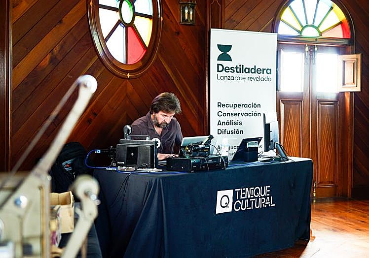 En pleno trabajo de recuperación del patrimonio audiovisual de la isla.