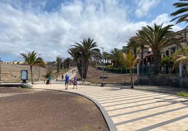 Zona del paseo de Meloneras que pasa por Playa de las Mujeres y donde se ubicará un recinto comercial con una planta sobre rasante y dos bajo rasante.