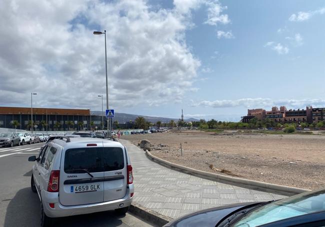 Calle Mar del Norte, que será eliminada y dará lugar a una gran pieza hotelera que rodeará al Palacio de Congresos, visible en el lado izquierdo de la imagen. En el derecho, el Baobab.